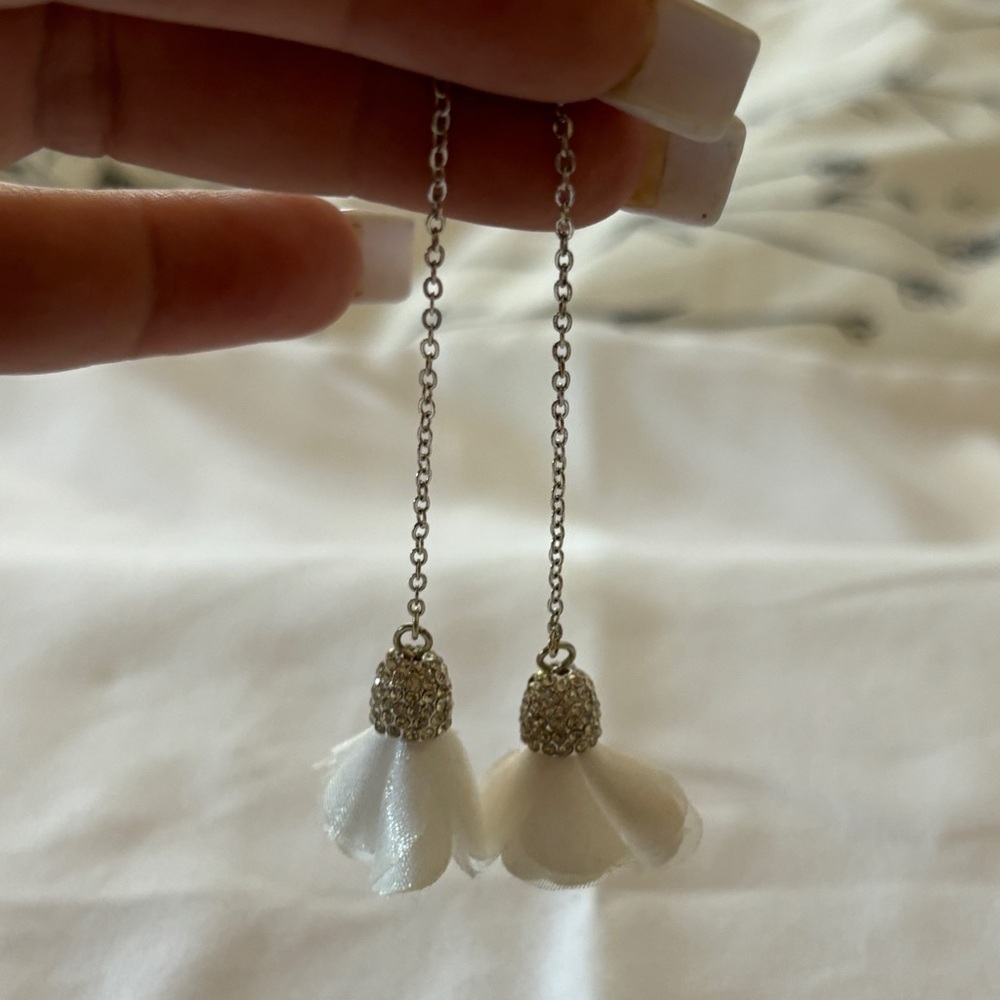 Super Cute White Flower Rhinestone Dangle Earrings